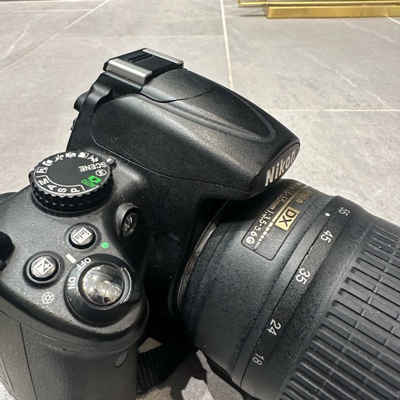 Nikon D5000 DSLR camera - Picture 5 of 8